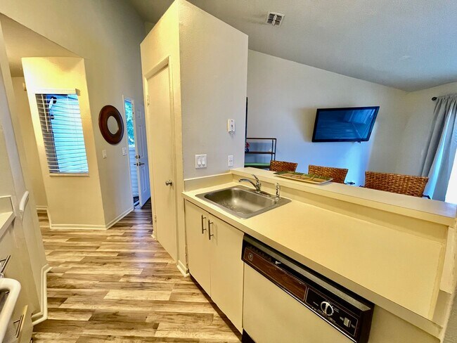 Building Photo - Charming 2 Bed, 2 Bath Condo in Gated Dock...