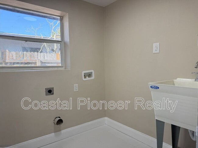 Building Photo - 2489 Del Rio Way