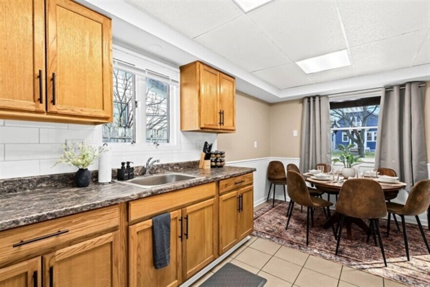 Building Photo - 1019 E Hayes Ave