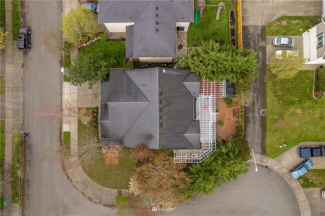 Building Photo - Spacious 5-Bedroom Home with Backyard Oasi...
