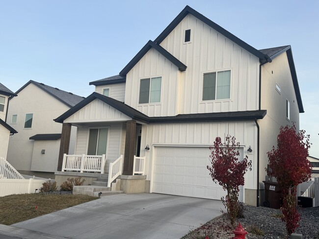 Building Photo - 339 East Mistilake