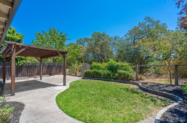 Building Photo - 943 Foothill Dr