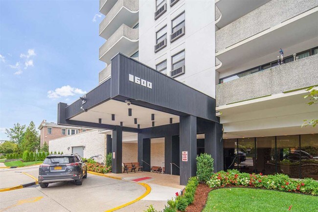 Building Photo - 1600 Center Ave