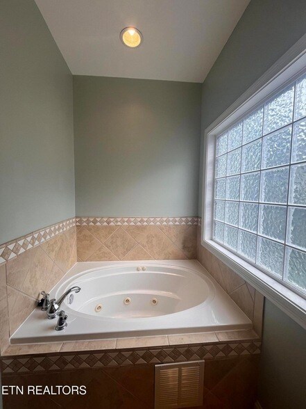 Building Photo - 5408 Oak Harbor Ln