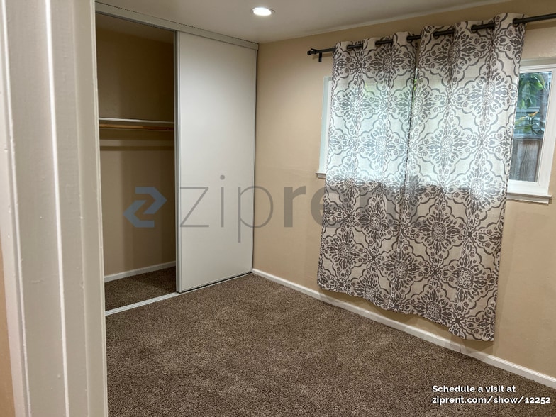 Building Photo - 45 Lonetree Ct