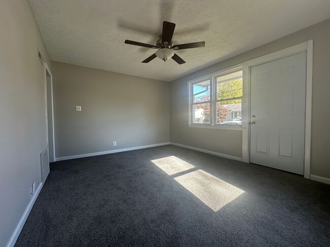 Building Photo - Three-Bedroom House In Aberdeen