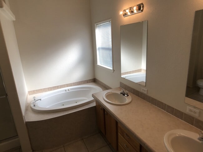Building Photo - Beautiful and Convenient Turner Location!