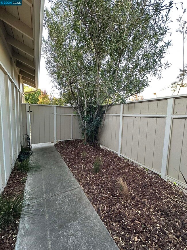 Building Photo - 1700 Siskiyou Dr