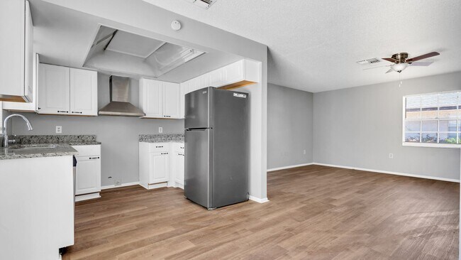 Building Photo - Renovated 2 Bedroom Unit