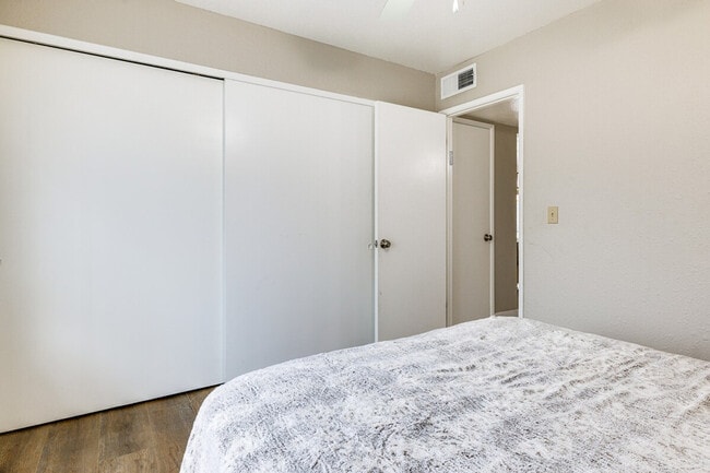 Building Photo - 903 W Harvard Dr