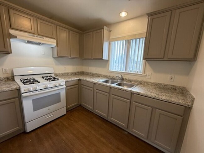 Building Photo - 1 Month Free - Upstairs 2 Bedroom Apartment