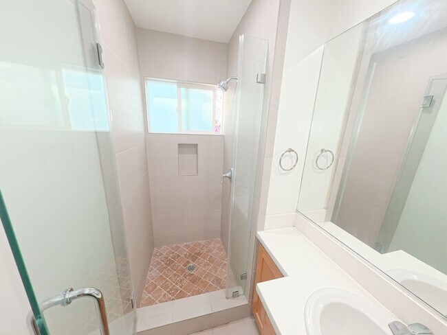 Building Photo - 442 Kelton Ave