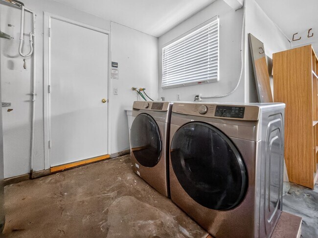 Building Photo - Remodeled, Single-Level, End-Unit Condo in Irvine