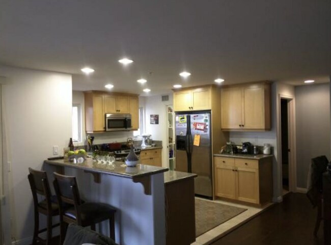 Building Photo - $5,700- 2 Bedroom + Office / 3 Bath GORGEOUS-Bayview Town Home