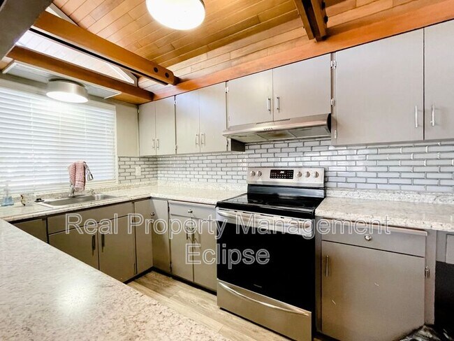Building Photo - 6908 S 115th St