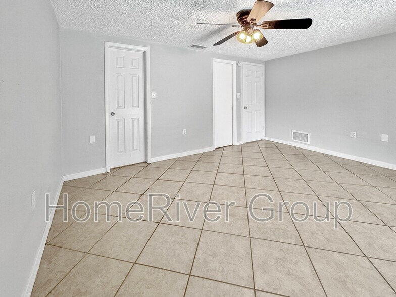 Building Photo - 10005 Regency Park Blvd
