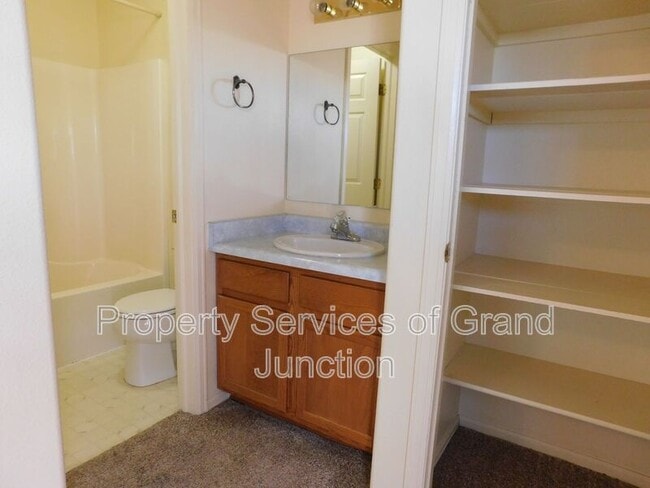 Building Photo - 393 Sunnyside Cir