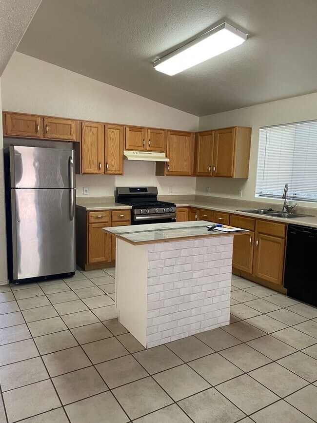 Building Photo - Desirable Home in Arroyo Ridge!