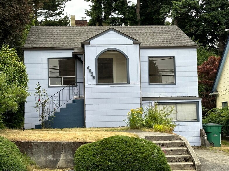 Building Photo - 4038 Greenwood Avenue North