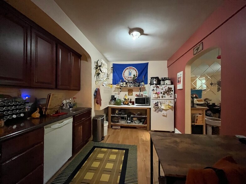 Building Photo - 1559 Beacon St