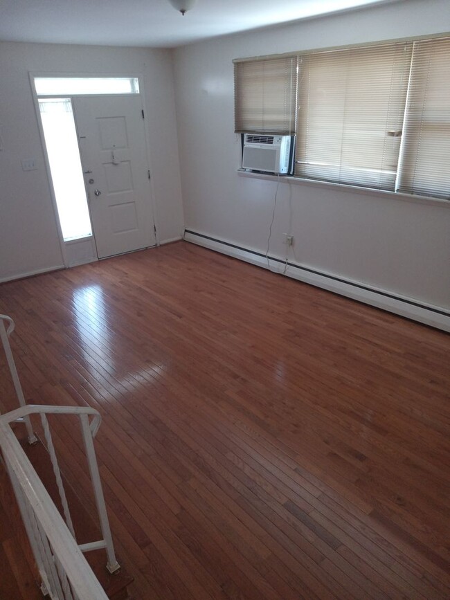 Building Photo - 3BR 1.5 bath twin in LANSDALE!