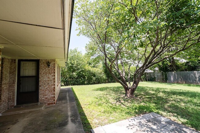 Building Photo - 3215 Woodsboro Dr