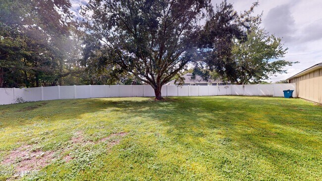 Building Photo - 13290 Pacemaker Dr