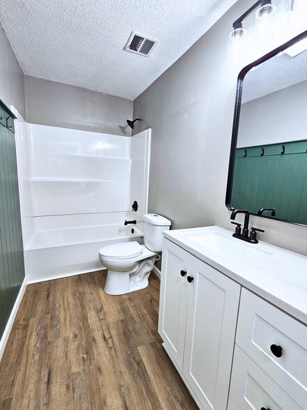 Bathroom - 358 Baker St W