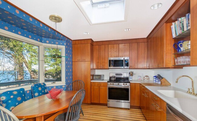 Building Photo - 11 Ingall's Rd