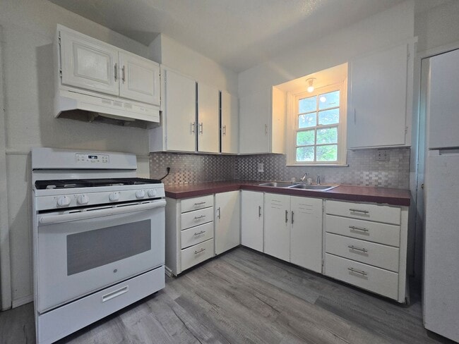 Building Photo - 3 Bed 1 Bath Home in Shawnee!