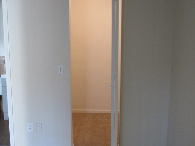 Building Photo - 1065 Manor Dr
