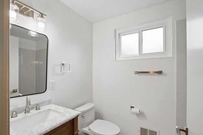 Building Photo - 4 Bedroom 2 Bathroom - Freshly Remodeled Available for Immediate Move-In