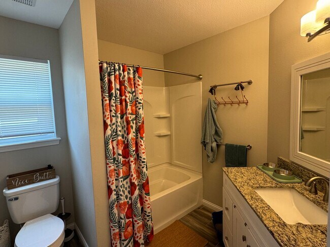 Building Photo - 3-Bedroom, 2-Bathroom Modern Home in East ...