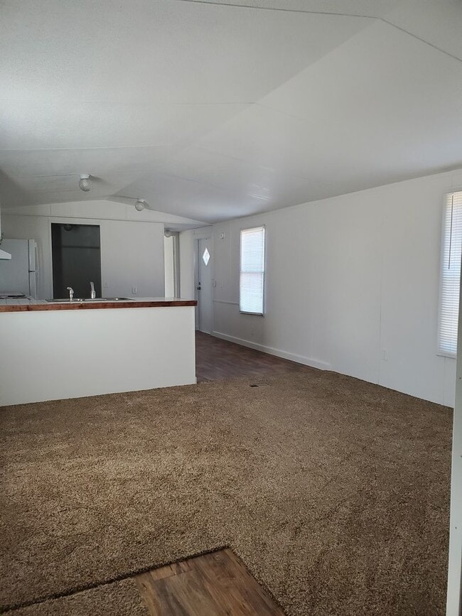 Building Photo - Ready to move in
