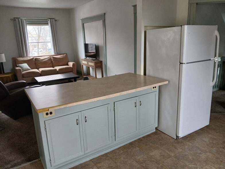 Kitchen - 2461 Fairview Ave