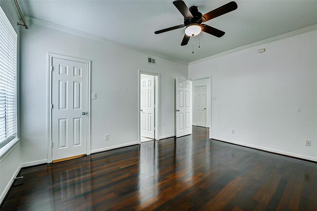 Building Photo - 2255 Braeswood Park Dr
