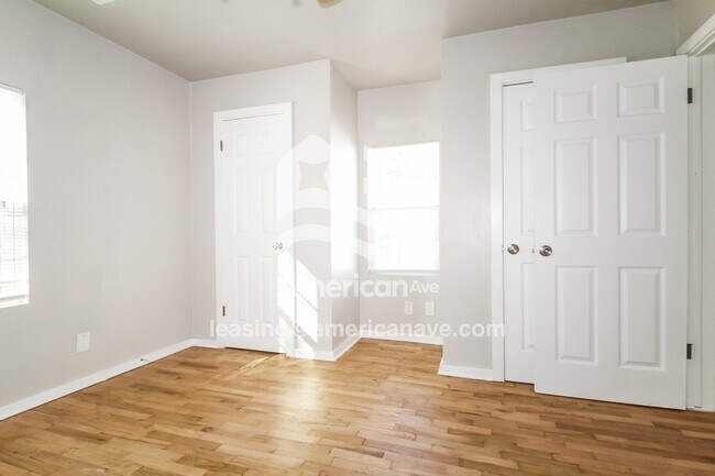 Building Photo - 206 W Kittyhawk Dr