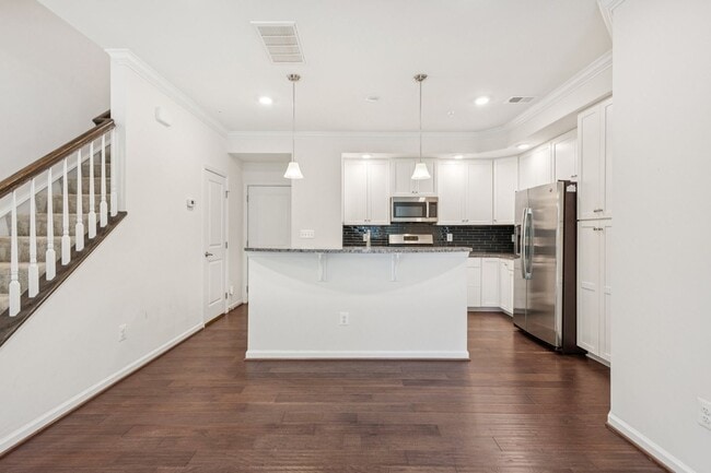 Building Photo - Welcome to this stunning 3-bedroom, 2.5-ba...
