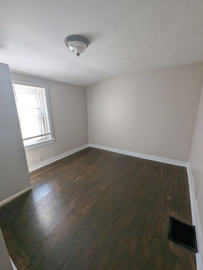 Building Photo - 2 Bedroom House