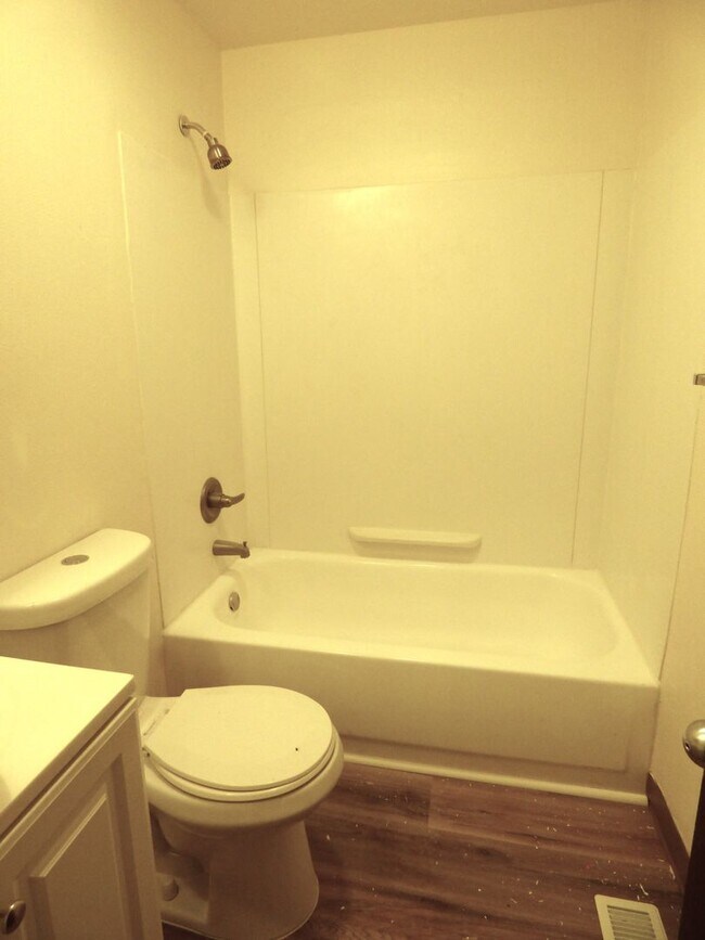 Building Photo - Rent Special!! 1/2 Off March Rent!