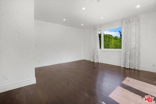 Building Photo - 114 S Layton Dr