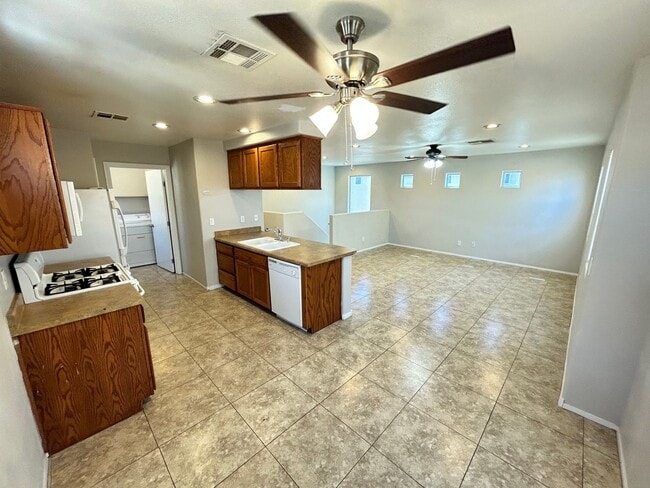 Building Photo - Charming 3 Bed/3Bath, 2-Story Home nestled...
