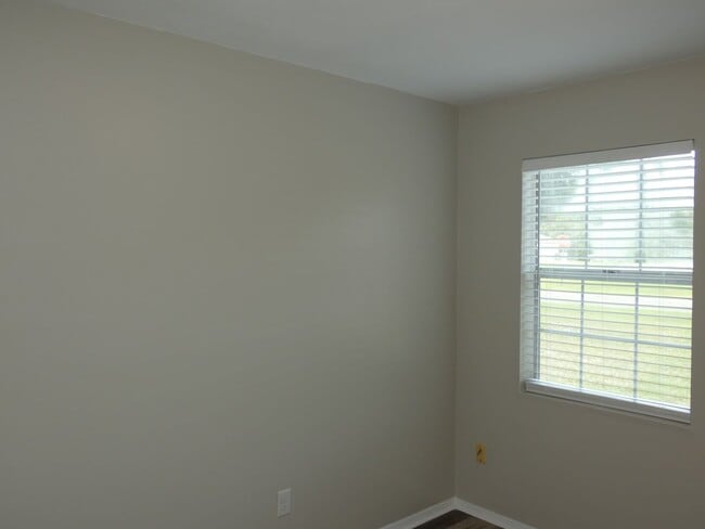 Building Photo - 3-Bedroom Home- LVP Throughout