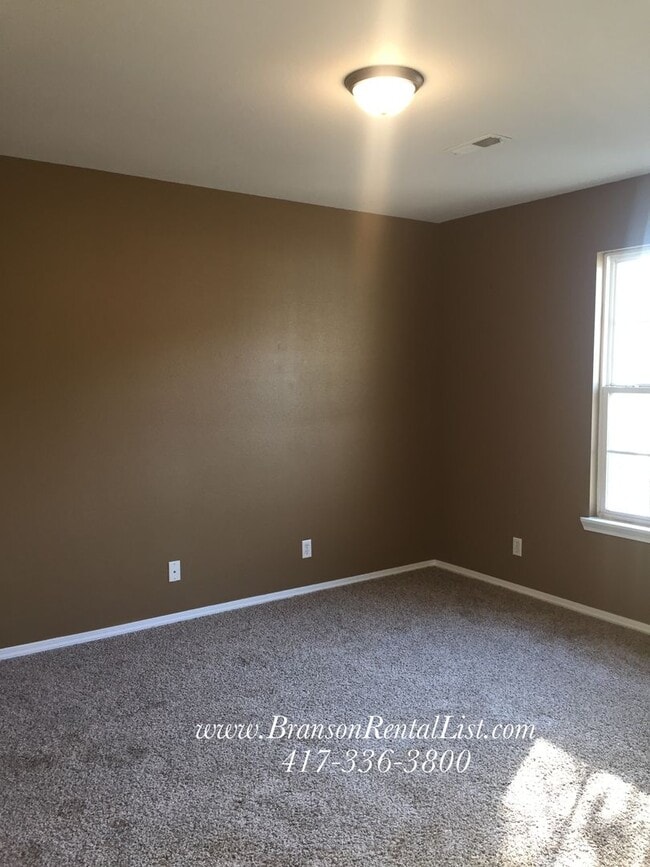 Building Photo - Large 5 Bedroom with lawn care and a community pool