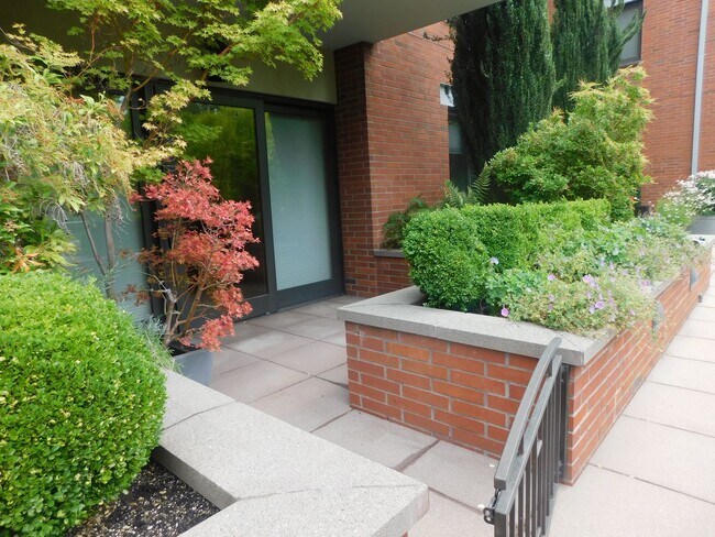 Building Photo - Fall Special $300 Off First Full Mo.-Beaut...
