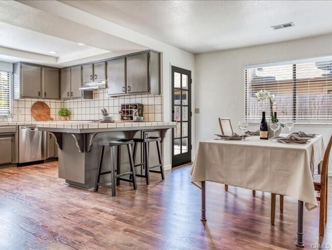 Building Photo - Spacious 3-Bedroom by Meadow Park with Lar...