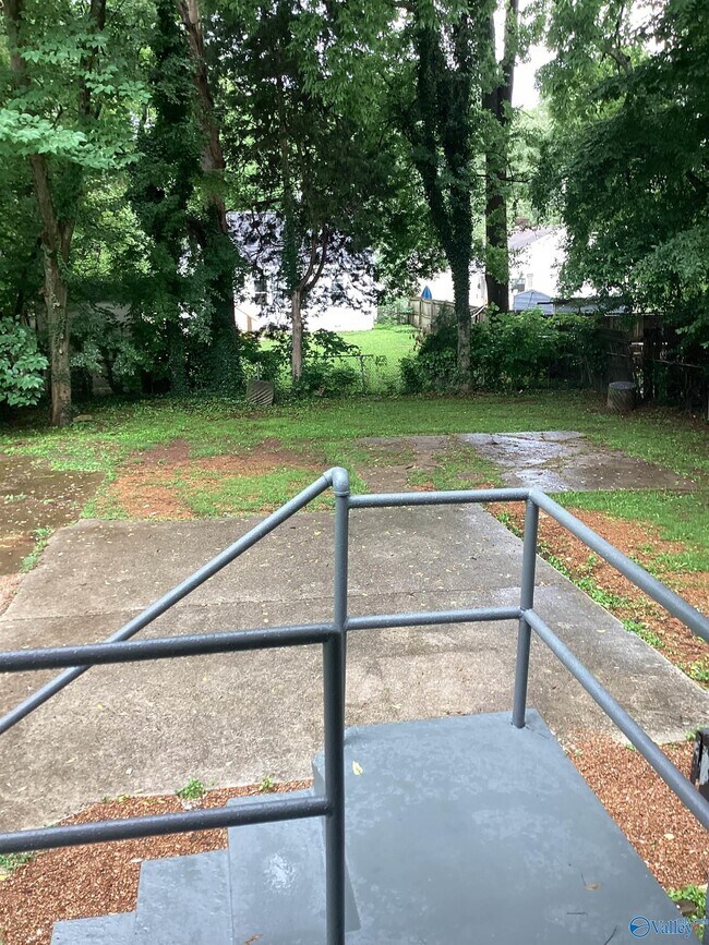 Building Photo - 2404 Whitesburg Dr
