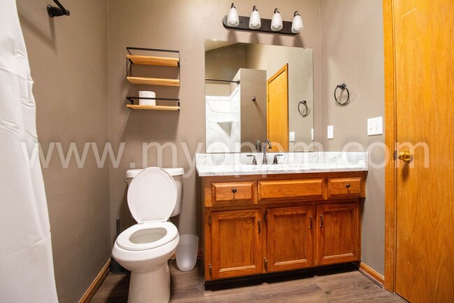 Building Photo - Must See! Well maintained 3 Bedrooms 2.5 B...