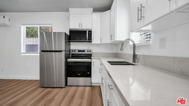 Building Photo - 15559 Three Palms St