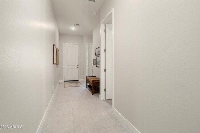 Building Photo - 21387 W Meadowbrook Ave